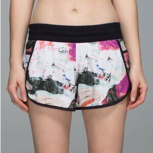 Lululemon Tracker Short III in Pigment Wave Multi / Black